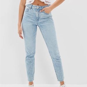 American Eagle Strigid Mom Jean in ‘Blue Breeze’